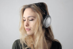 Как прослушивание музыки расслабляет человека и исцеляет душу