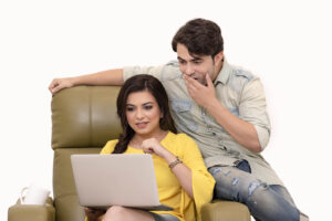 Какие опасности на сайтах знакомств в Интернете